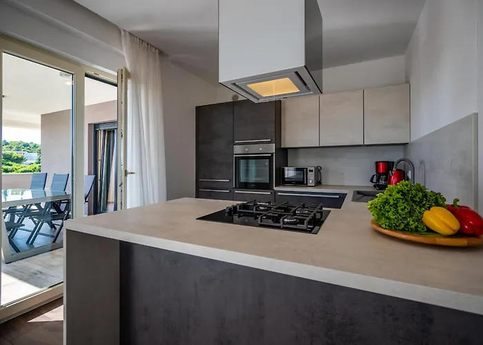 Luen Near With Large Garden And Private Pool For Families