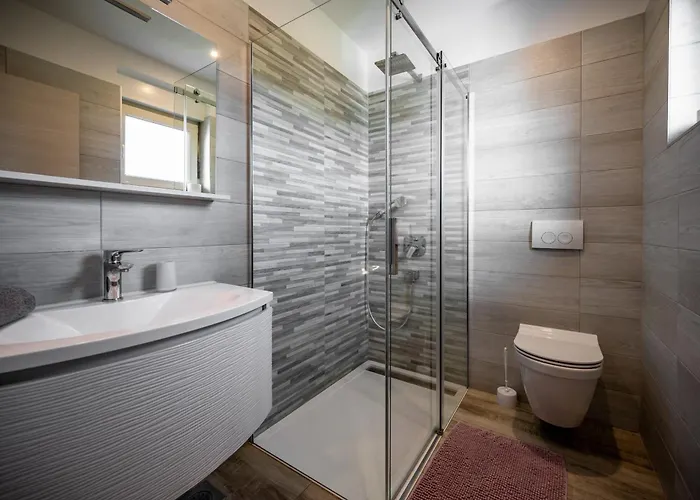 Vila Luen Near With Large Garden And Private Pool For Families