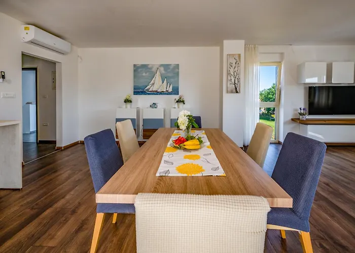 Luen Near With Large Garden And Private Pool For Families Pula