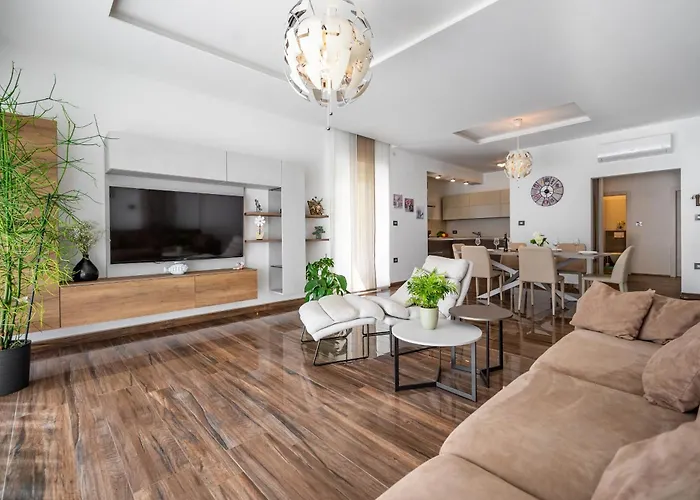 Luen Near With Large Garden And Private Pool For Families Vila