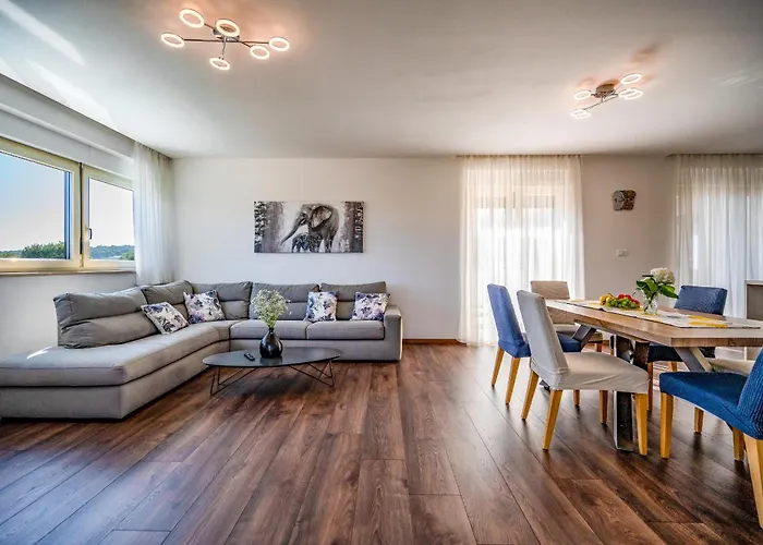 Luen Near With Large Garden And Private Pool For Families