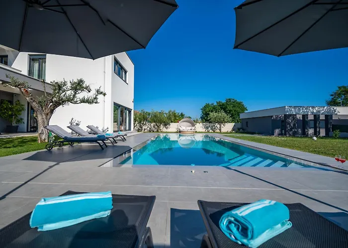 Luen Near With Large Garden And Private Pool For Families Vila *