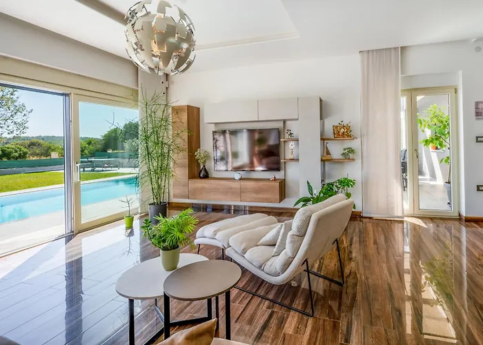 Villa Luen Near With Large Garden And Private Pool For Families