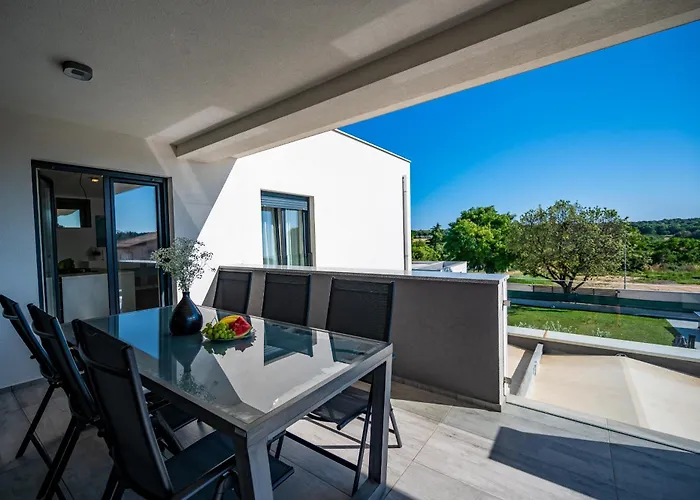 Luen Near With Large Garden And Private Pool For Families Villa