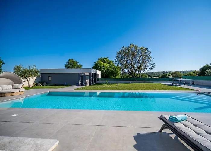 Vila Luen Near With Large Garden And Private Pool For Families *