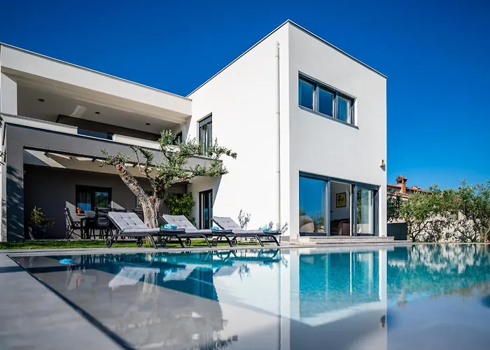 Luen Near With Large Garden And Private Pool For Families