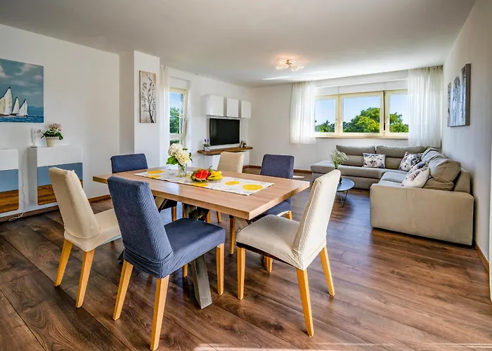 Luen Near With Large Garden And Private Pool For Families Vila *