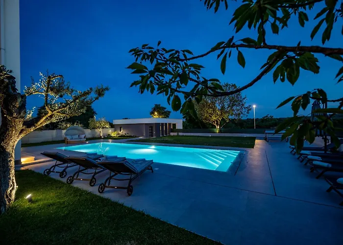 Luen Near With Large Garden And Private Pool For Families * Pula