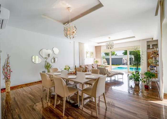 Villa Luen Near With Large Garden And Private Pool For Families