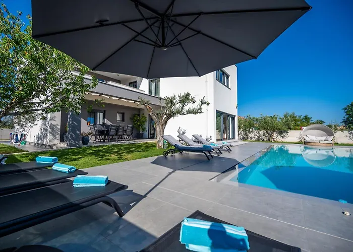 Luen Near With Large Garden And Private Pool For Families *