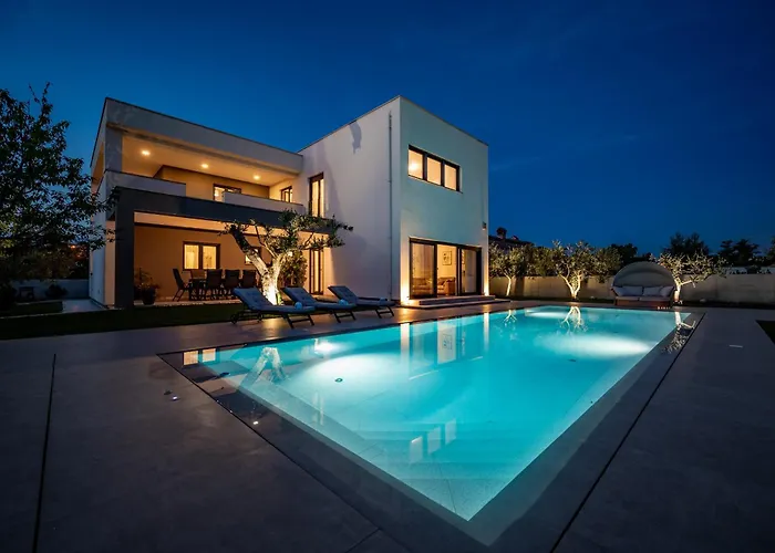 Luen Near With Large Garden And Private Pool For Families