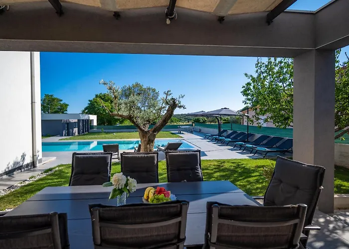 Luen Near With Large Garden And Private Pool For Families * Pula