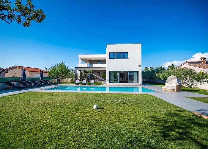 Villa Luen Near With Large Garden And Private Pool For Families