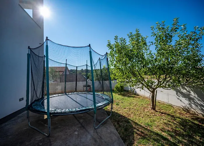 Luen Near With Large Garden And Private Pool For Families Pula