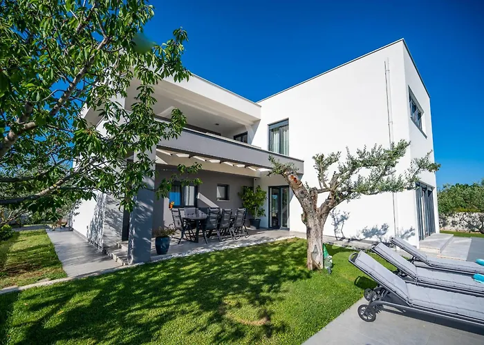 Luen Near With Large Garden And Private Pool For Families Villa *