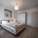 Luen Near With Large Garden And Private Pool For Families Pula