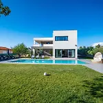 Villa Luen Near With Large Garden And Private Pool For Families